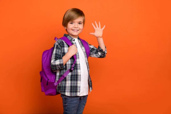 Profilo foto laterale di giovane ragazzino agitando ciao incontrare amici isolati su sfondo di colore arancione — Foto Stock