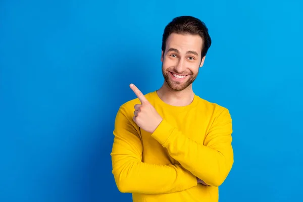 Porträt von attraktiven fröhlichen brünetten Kerl demonstriert Entscheidung kopieren leeren Raum isoliert über helle blaue Farbe Hintergrund — Stockfoto