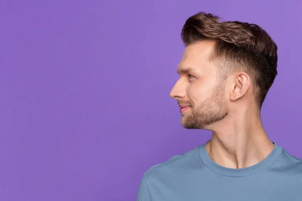 Profiel foto van mooie bruine kapsel man kijken lege ruimte dragen blauw shirt geïsoleerd op violette kleur achtergrond — Stockfoto