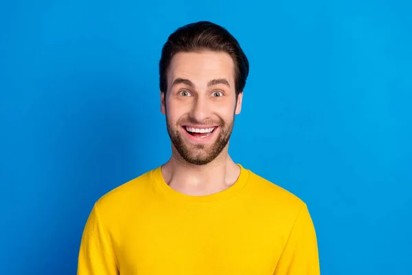 Retrato de atractivo alegre chico morena sorprendido buenas noticias reacción aislada sobre fondo de color azul brillante — Foto de Stock