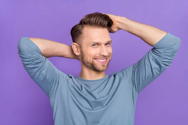 Foto di carino ragazzo acconciatura marrone mani capelli usura tendenza panno isolato su sfondo di colore viola — Foto Stock