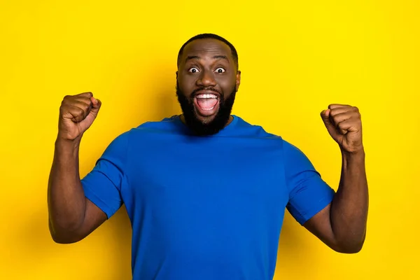 Porträtt av attraktiv lycklig glad kille sport fläkt har roligt vinna match isolerad över levande gul färg bakgrund — Stockfoto