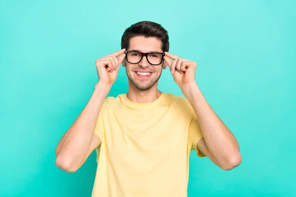 Foto do cara morena otimista usar óculos camiseta amarela isolada em fundo de cor turquesa — Fotografia de Stock