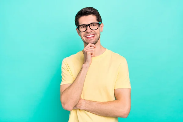 Foto van baas brunet millennial guy hand gezicht dragen brillen geel t-shirt geïsoleerd op turquoise kleur achtergrond — Stockfoto