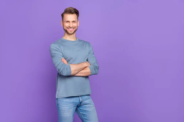 Foto van grappig bruin kapsel man gekruiste armen dragen trend doek geïsoleerd op paarse kleur achtergrond — Stockfoto