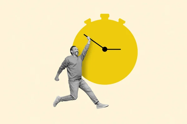 Neobvyklé foto koláž ve věku zralé mužské postavy se snaží zastavit zpomalit zase čas obří namalované hodiny šipka — Stock fotografie