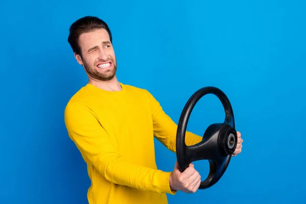Porträtt av attraktiv orolig kille som håller ratten negativ reaktion isolerad över klarblå färg bakgrund — Stockfoto