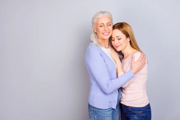 Porträtt av två nöjda människor krama slutna ögon njuta ögonblick isolerad på grå färg bakgrund — Stockfoto