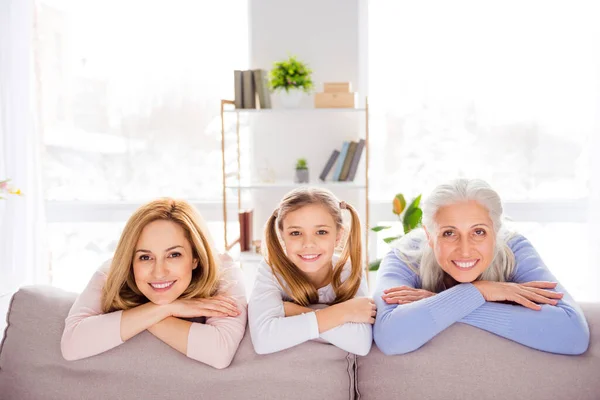 Портрет трех веселых очаровательных людей расслабляющий диван наслаждаться свободным временем выходные дома в помещении — стоковое фото