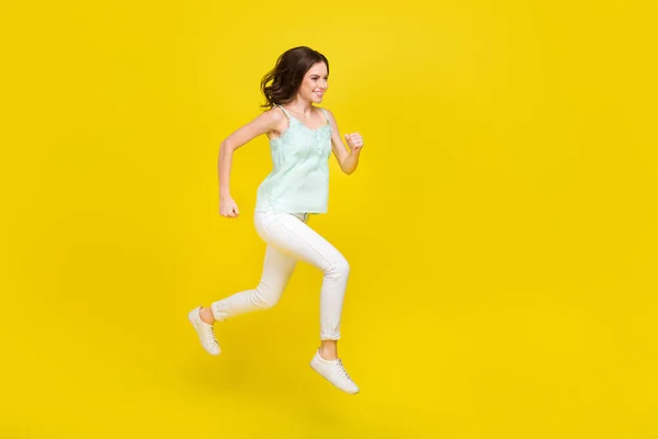 Perfil de corpo inteiro foto lateral de alegre mulher de bom humor viajando temporada de verão isolado no fundo de cor amarela — Fotografia de Stock