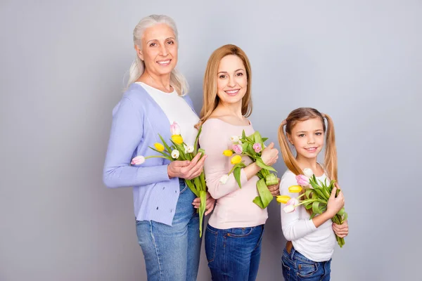 Profilo foto di tre persone idilliache pacifiche tenere mazzo fiori freschi isolati su sfondo di colore grigio — Foto Stock
