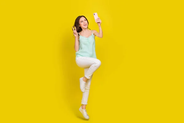 Full length φωτογραφία του ελκυστική γοητευτική γυναίκα λάβει selfie δείχνει v-σημάδι κάνει βίντεο Vlog απομονώνονται σε κίτρινο χρώμα φόντο — Φωτογραφία Αρχείου