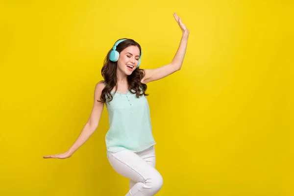 Foto von entzückenden wunderschönen jungen Dame tanzen mit geschlossenen Augen hören Lieblingsmusik isoliert auf gelbem Hintergrund — Stockfoto