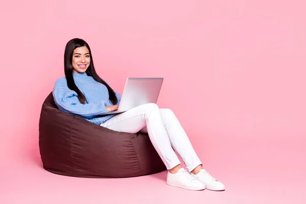 Портрет привлекательной веселой девушки с помощью ноутбука eshop купить заказ покупки изолированы на розовый пастельный фон — стоковое фото