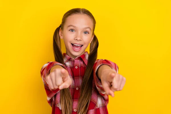 Foto de estudante muito animado vestido camisa xadrez apontando dedos você isolado cor amarela fundo — Fotografia de Stock