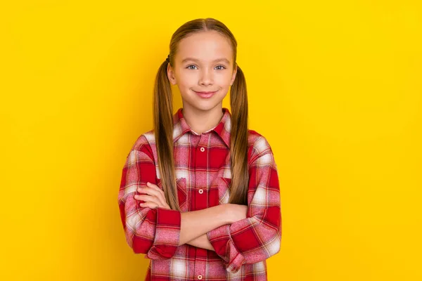 Foto de estudante encantadora confiante usar xadrez camisa braços cruzados sorrindo isolado cor amarela fundo — Fotografia de Stock