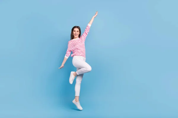 Full size foto di allegra bella persona godere di saltare avere buon umore isolato su sfondo di colore blu — Foto Stock