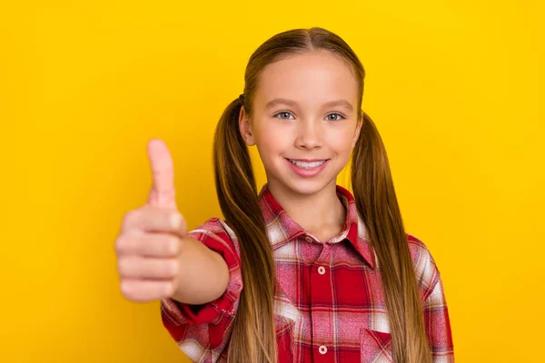 Foto von ziemlich charmanten Schulkind gekleidet kariertes Hemd zeigt Ihnen Daumen nach oben isoliert gelbe Farbe Hintergrund — Stockfoto
