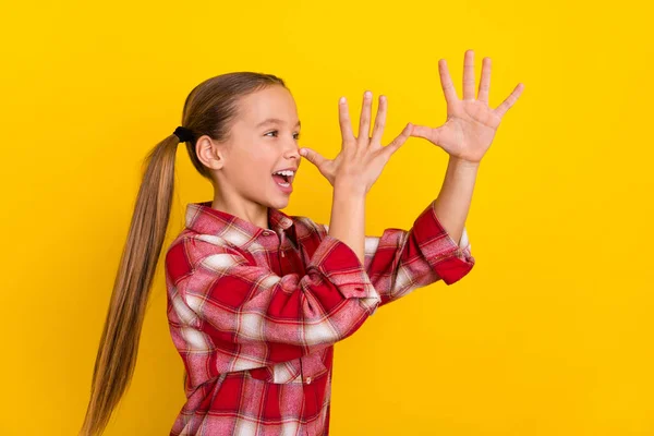 Foto de encantadora colegiala divertida usar camisa a cuadros brazos nariz espacio vacío aislado color amarillo fondo —  Fotos de Stock