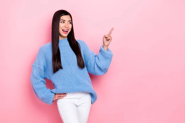 Ritratto di attraente ragazza allegra dimostrando copia spazio vuoto come idea annuncio isolato su sfondo di colore rosa pastello — Foto Stock