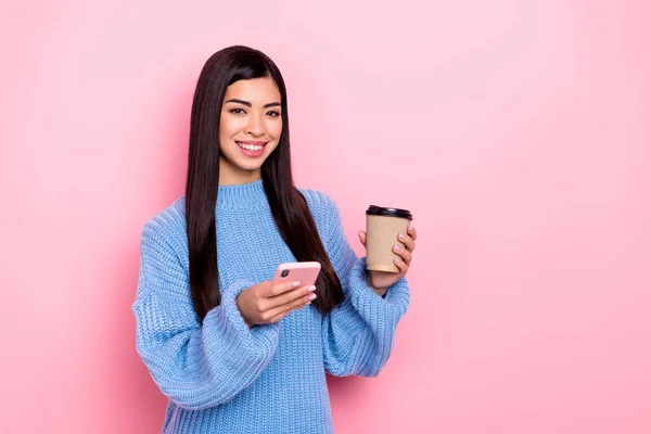 Retrato de atraente menina alegre moda beber latte usando o serviço de ordem aplicativo dispositivo isolado sobre cor pastel rosa fundo — Fotografia de Stock