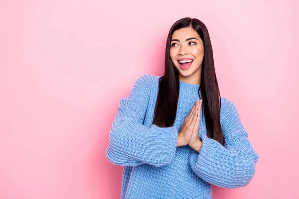 Retrato de chica alegre atractiva pidiendo regalo espacio de copia de buen humor aislado sobre fondo de color pastel rosa —  Fotos de Stock