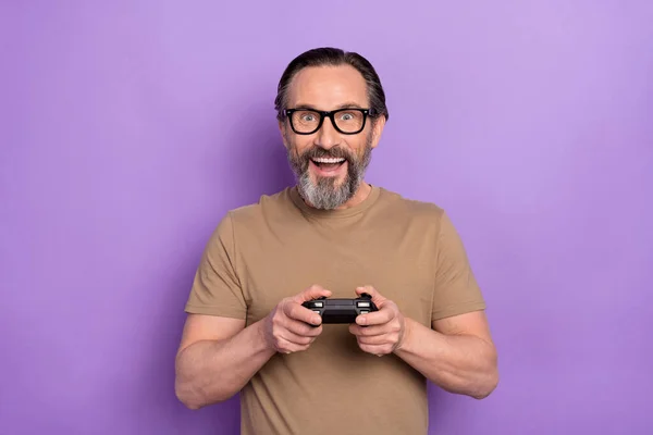 Ritratto di divertente estatico uomo di buon umore che gioca playstation dipendente da videogiochi isolati su sfondo di colore viola — Foto Stock