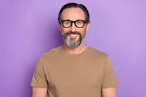 Foto de guapo hombre de negocios alegre y guapo en gafas propia su empresa aislada sobre fondo de color violeta —  Fotos de Stock