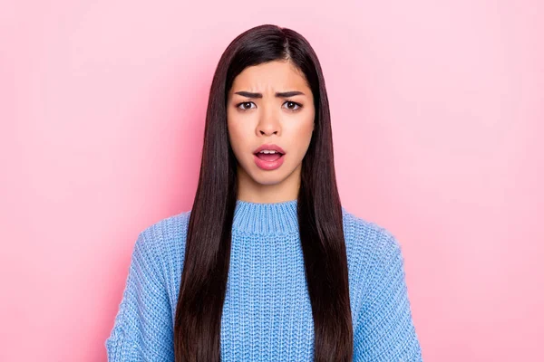 Porträtt av attraktiv orolig brunhårig flicka dåligt humör reaktion isolerad över rosa pastell färg bakgrund — Stockfoto