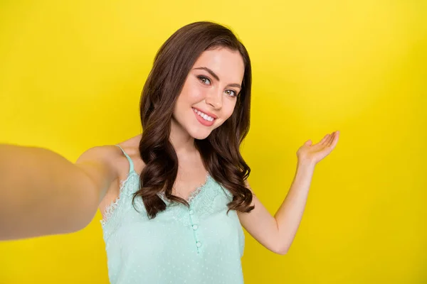 Kuva ihana hyvällä tuulella bloggaaja vaikuttaja tyttö tehdä video vlog matkastaan eristetty keltainen väri tausta — kuvapankkivalokuva