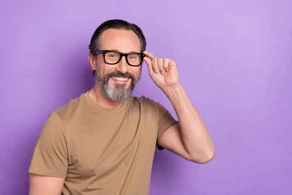 Foto de un hombre alegre y positivo con gafas visitar oculista comprobar la vista aislada sobre fondo de color violeta —  Fotos de Stock