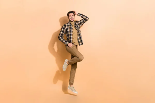 Pełna długość ciała rozmiar widok atrakcyjny wesoły facet skoki pozowanie zabawy izolowane na beżowy pastelowy kolor tła — Zdjęcie stockowe