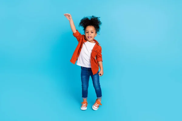 Image du corps complet de adorable petite femme mesurer sa taille souhaite être plus grand isolé sur fond de couleur bleue — Photo