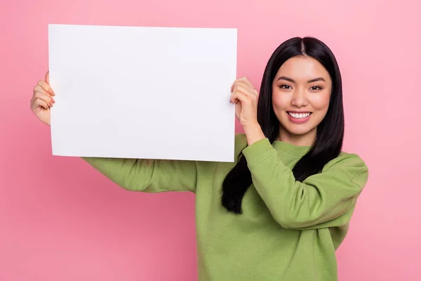 Foto de señora joven agradable mostrar cartel cubierta cara desgaste jersey verde aislado sobre fondo de color rosa —  Fotos de Stock
