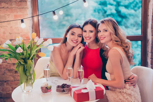 Foto de senhoras bonitas doces chilling sentar no moderno café acolhedor celebrar ocasião festiva desfrutar de primavera tempo livre — Fotografia de Stock