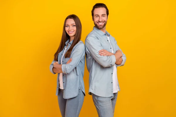 Foto di fiducioso affascinante fratello sorella vestito camicie di jeans braccia incrociate sorridente isolato colore giallo sfondo — Foto Stock