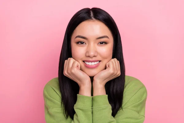 Foto wajah wanita milenial keren mengenakan jumper terisolasi pada latar belakang warna merah muda — Stok Foto