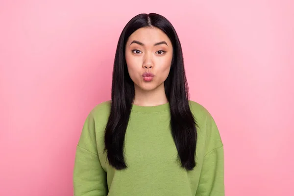 Foto di flirty bruna giovane signora colpo bacio indossare maglione verde isolato su sfondo di colore rosa — Foto Stock