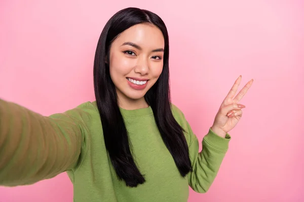 Foto de legal jovem senhora do selfie show v-sign desgaste camisola verde isolado no fundo cor-de-rosa — Fotografia de Stock