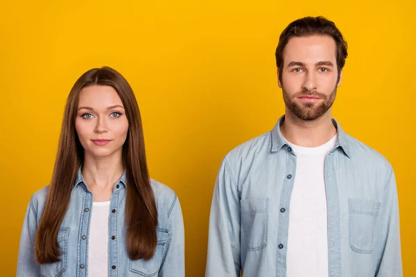 Foto von ernsten selbstbewussten Bruder gekleidet Jeanshemden lächeln isoliert gelbe Farbe Hintergrund — Stockfoto