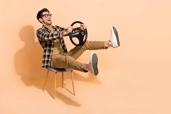Perfil de comprimento total lateral foto do cara surpreso sentar cadeira desfrutar sonho carro passeio isolado cor pastel fundo — Fotografia de Stock