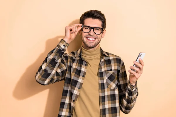 Фото позитивного хлопця тримає розумний пристрій насолоджуйтесь маркетинговим блогом WiFi ізольований пастельний кольоровий фон — стокове фото