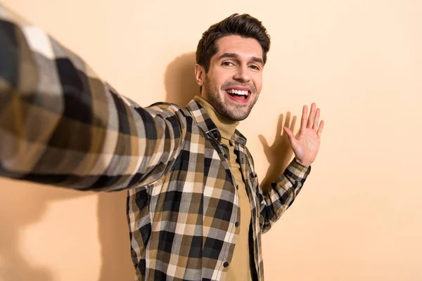 Foto de persona alegre hacer selfie saludar a su amigo en las vacaciones de verano aislado pastel color fondo —  Fotos de Stock