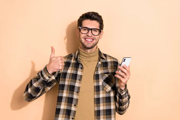 Foto do promotor cara positivo comprar dispositivo inteligente desfrutar de qualidade fazer símbolo fino isolado fundo cor pastel — Fotografia de Stock