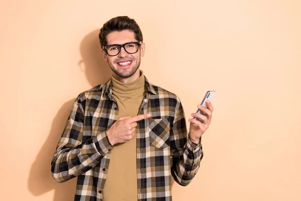 Foto de cara ceo positivo anunciar ponto de site de negociação sem fio gadget inteligente isolado fundo cor pastel — Fotografia de Stock