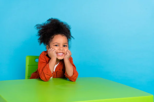可爱的好心情的画像小女孩在幼儿园的课间休息，与蓝色背景隔离 — 图库照片