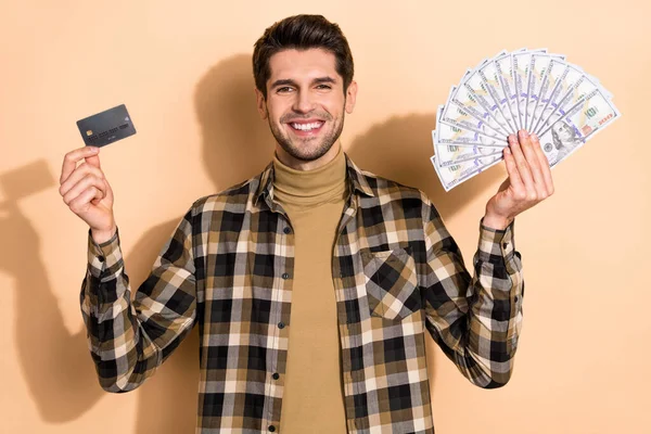 Pozitif ekonomistin fotoğrafı kredi kartı izole edilmiş pastel renk arkaplanı kullanarak tasarruf parası öneriyor — Stok fotoğraf