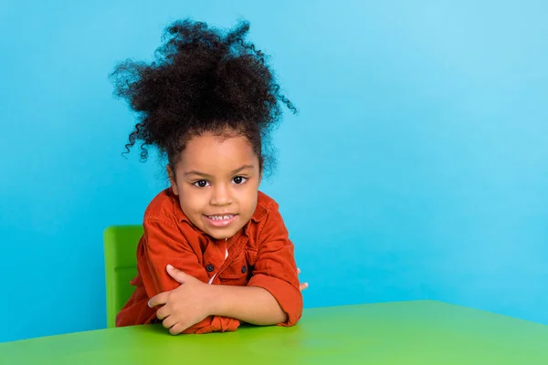 Портрет красивого гарного настрою маленька студентська дитячий садок дівчинка сидить терпляче слухати урок ізольовано на фоні синього кольору — стокове фото