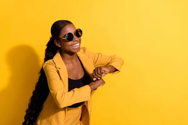 Retrato de menina alegre atraente movendo-se dançando se divertindo bom humor copiar espaço isolado no fundo de cor amarelo brilhante — Fotografia de Stock