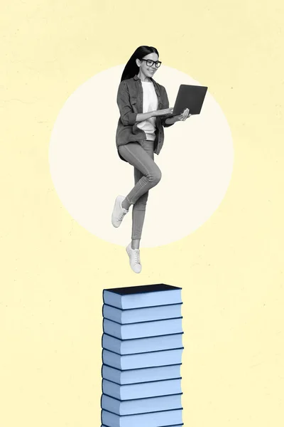 Profesión constante aprender concepto. Collage de inteligente señora salto pila libro uso gadget aislado pastel color fondo — Foto de Stock
